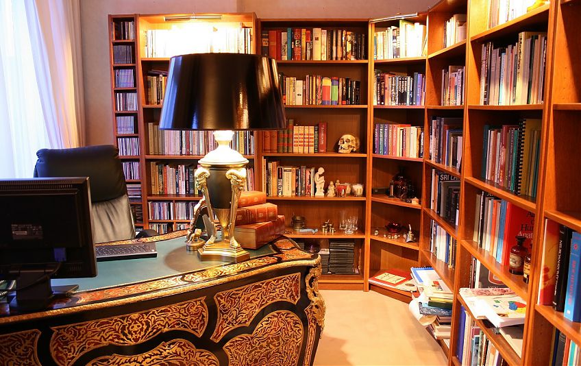 Домашний кабинет с книжными шкафами